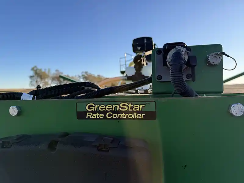 1910 550 bushel JD Hydraulic Drive, Section command For sale