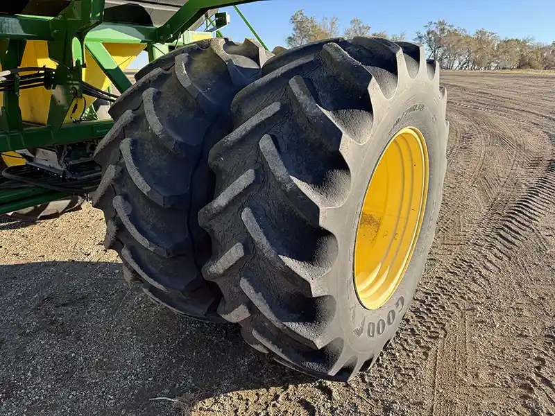 1910 550 bushel JD Hydraulic Drive, Section command For sale