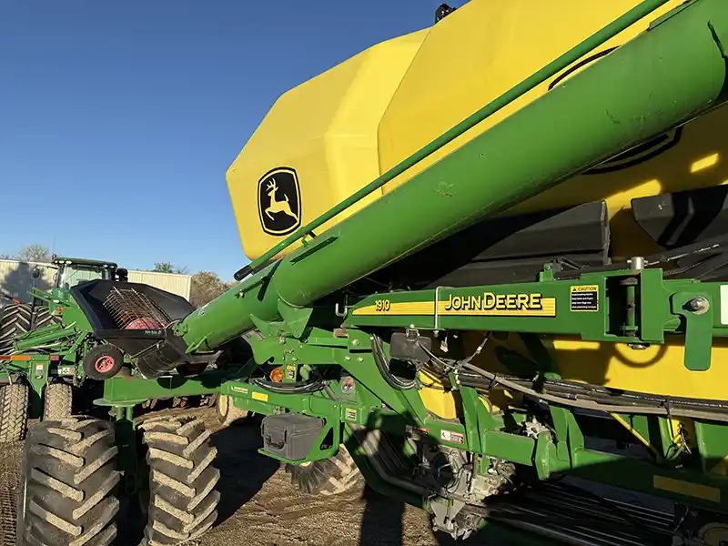 1910 550 bushel JD Hydraulic Drive, Section command For sale