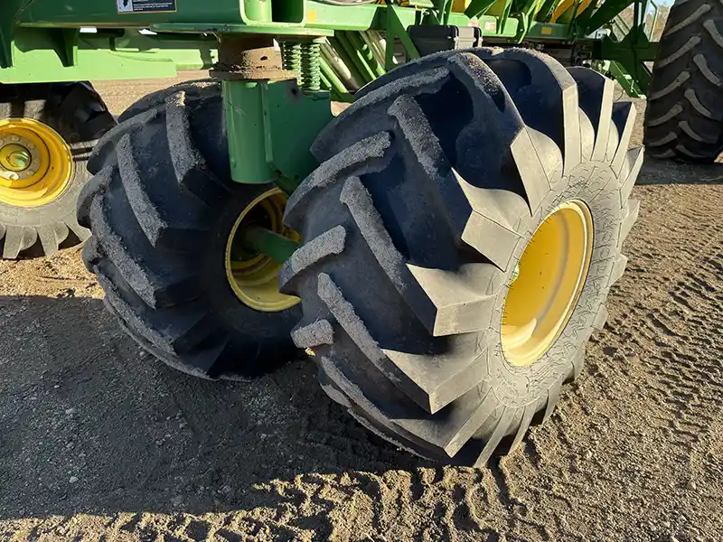 1910 550 bushel JD Hydraulic Drive, Section command For sale
