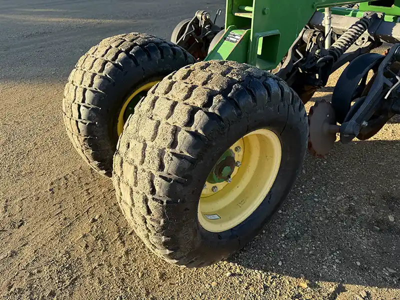 1910 550 bushel JD Hydraulic Drive, Section command For sale