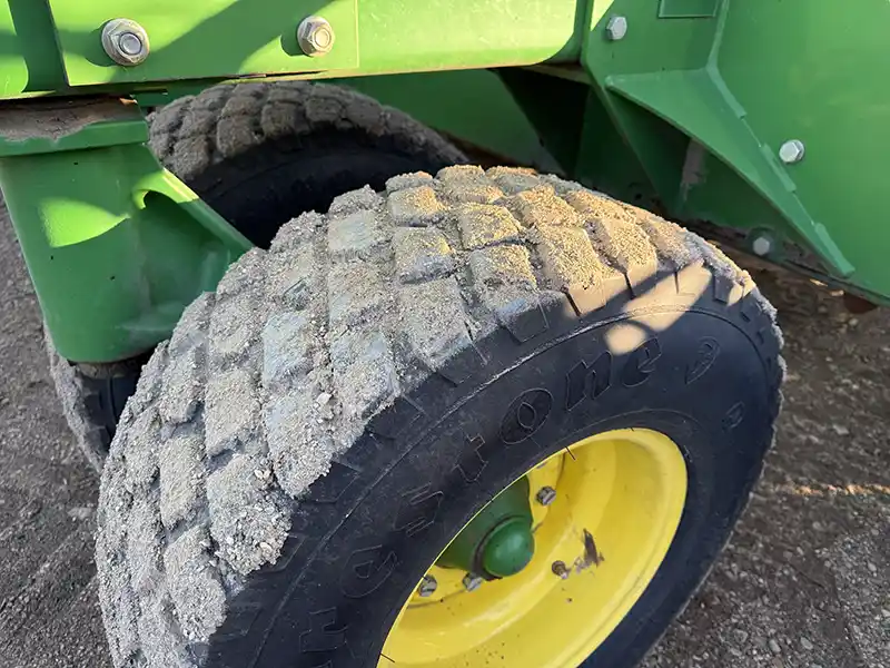 1910 550 bushel JD Hydraulic Drive, Section command For sale