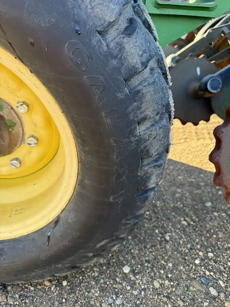 1910 550 bushel JD Hydraulic Drive, Section command For sale