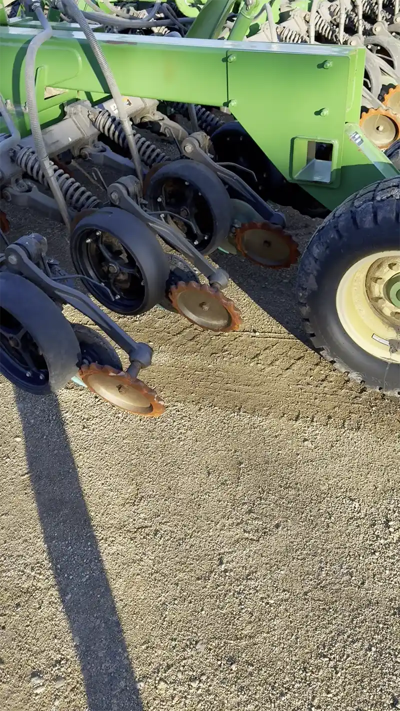 1910 550 bushel JD Hydraulic Drive, Section command For sale